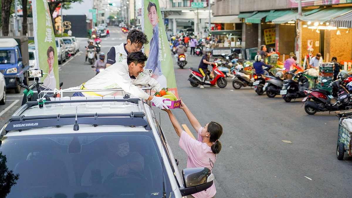 車掃沿途民眾零食、水果餵食不斷，展現高人氣。 圖：林浤澤服務處/提供