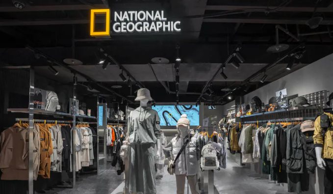 「國家地理雜誌」（National Geographic）服飾品牌近日爆出退換貨及「肉搜客人」爭議。 圖：翻攝自國家地理雜誌服飾品牌官網