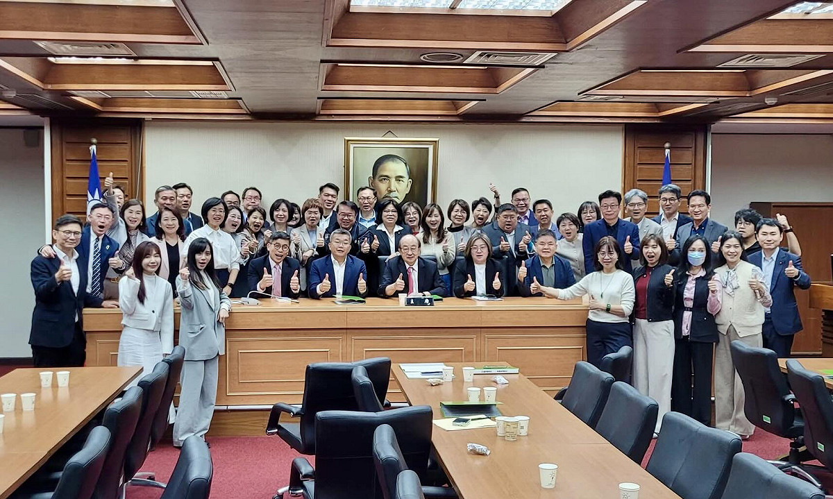 民進黨團今日進行幹部改選，由蔡其昌擔任總召、莊瑞雄任幹事長，書記長則由范雲接任。 圖：翻攝自林宜瑾Threads