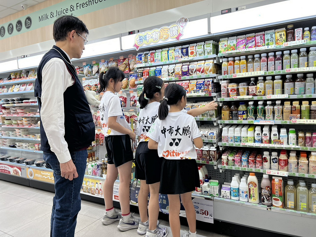 教育局長蔣偉民至通路了解學童兌換鮮乳情形。 圖：台中市政府/提供