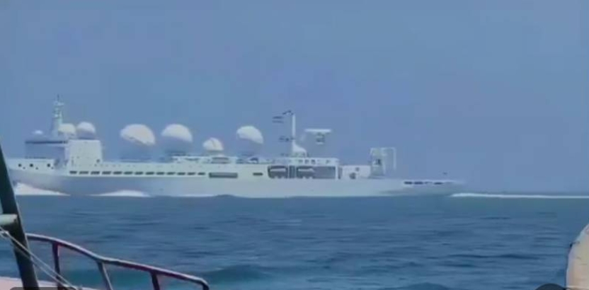 中國軍艦疑似跟蹤美國航母並提供情報給伊朗。 圖 : 翻攝自X / 老魚有話說