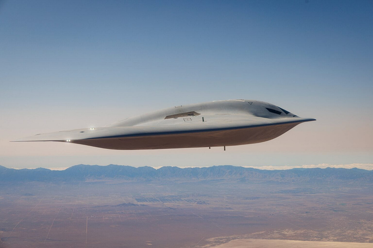 2025年9月，B-21突襲者匿蹤轟炸機在加州空域進行飛行測試。 圖：翻攝Northrop Grumman官網