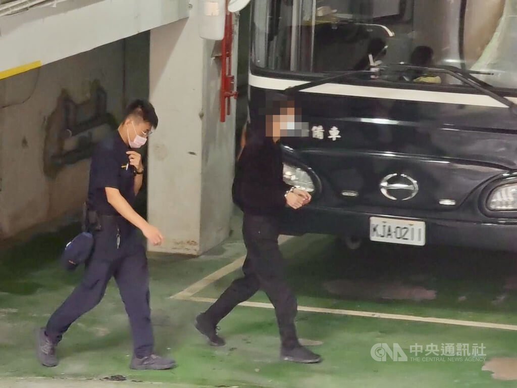 台北車站附近22日傳出有人持刀，警方23日逮捕涉案的李姓男子（右），偵訊後移送台北地檢署。檢察官複訊後，認為李男行為時疑有精神障礙的原因存在，24日依刑事訴訟法規定向法院聲請暫時安置。中央社記者林長順攝 115年2月24日