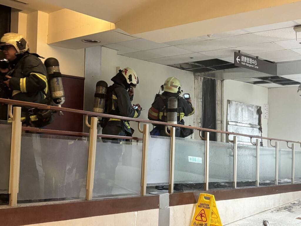 台北市警消獲報台大醫院發生火警，派出大批人車到場搶救，初步調查疑6樓空調起火，火勢已撲滅。院方表示，未影響醫療業務。詳細起火原因仍待調查釐清。（翻攝畫面）中央社記者劉建邦傳真　115年2月24日
