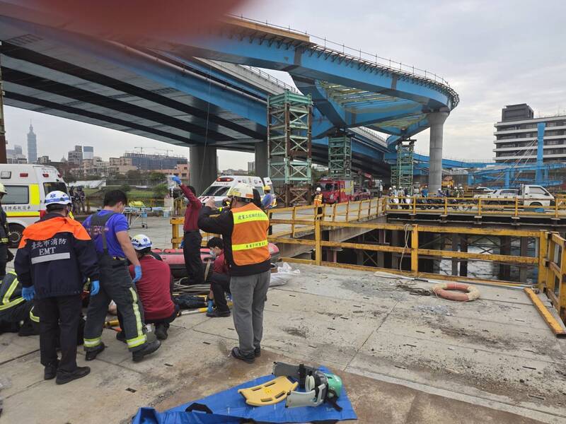台北市民權大橋改建統包工程，發生一起嚴重意外。 圖：翻攝畫面