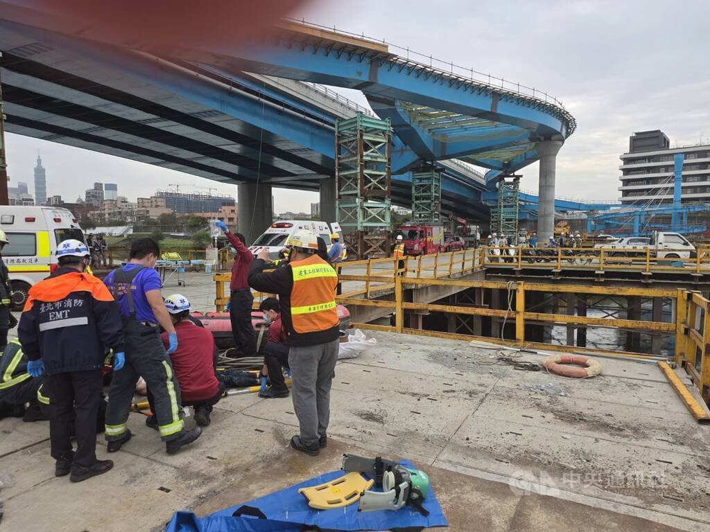 台北市警消24日獲報，民權大橋工程發生工程車墜河意外，50歲女性、59歲男性經救起後，男性傷者送醫時已無呼吸心跳持續搶救中，案發狀況待釐清。（翻攝畫面）中央社記者劉建邦傳真　115年2月24日