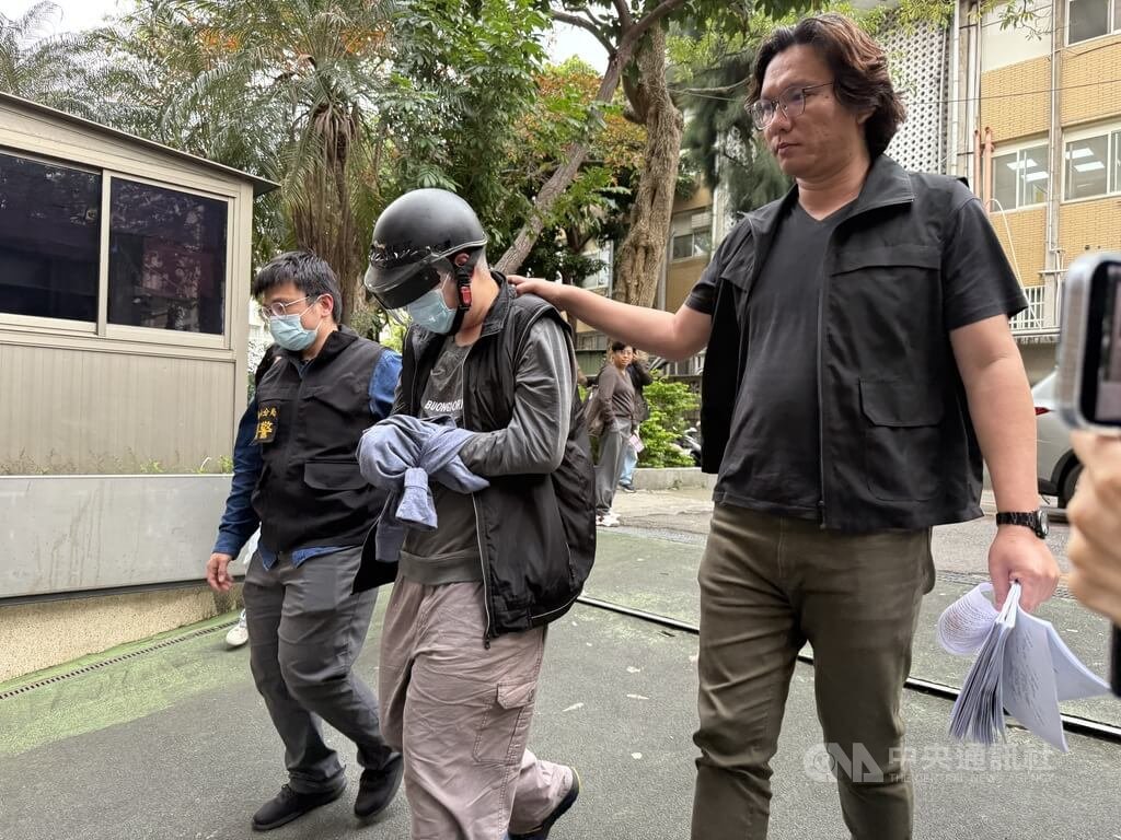 台北市警方23日晚間接獲台北捷運公司通報，指稱有民眾揚言要在北捷殺人，警方24日凌晨在高雄逮捕有多次謊報紀錄的男子（中），下午依恐嚇公眾危安罪嫌移送台北地檢署，並建請檢方聲請羈押。中央社記者林長順攝　115年2月24日