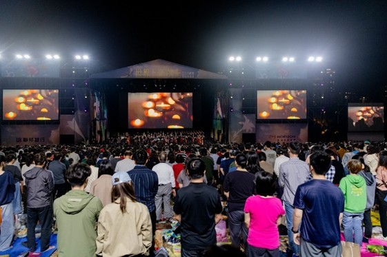 二二八紀念草地音樂會2月28日晚間7點將於高美館草坡開演，照片為去年音樂會場景。 圖：高雄春天藝術節/提供（資料照）