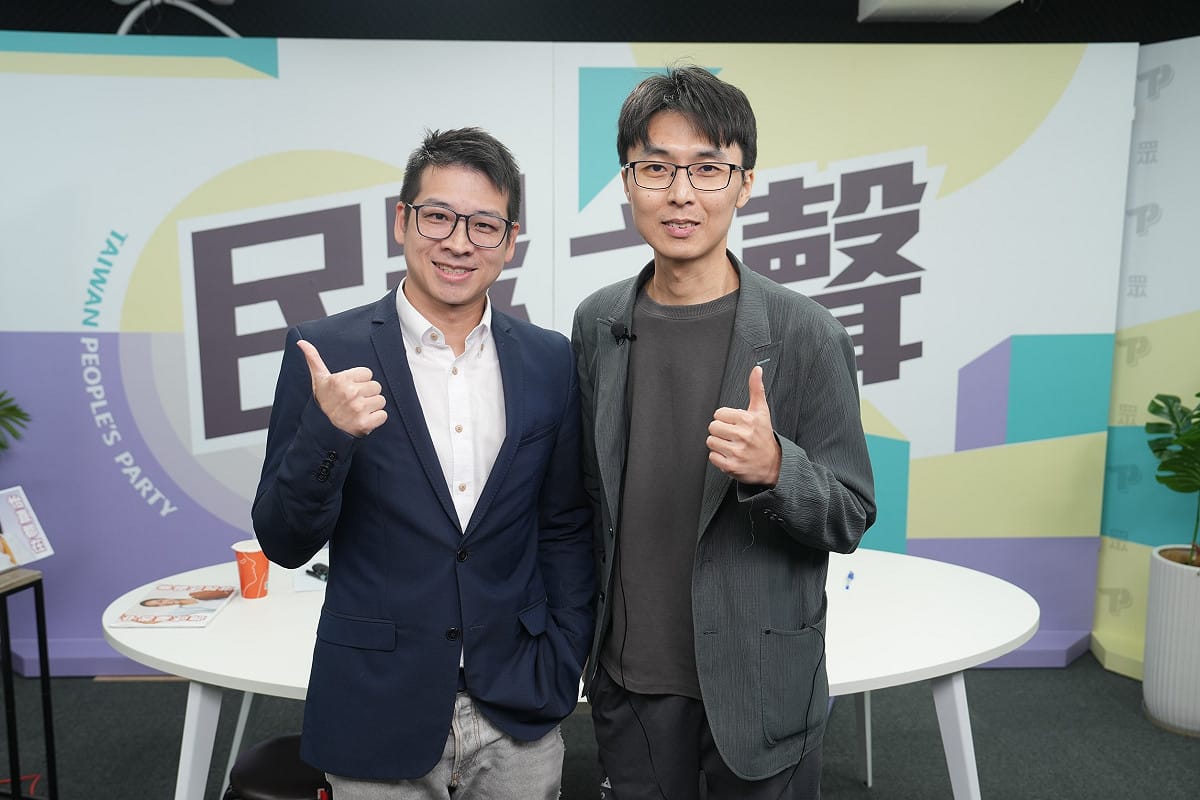 民眾黨前副秘書長許甫（左）於民眾黨YouTube頻道《民眾之聲》節目「言之有午」專訪民眾黨新北市三重、蘆洲市議員參選人陳彥廷（右）。 圖：民眾黨 / 提供
