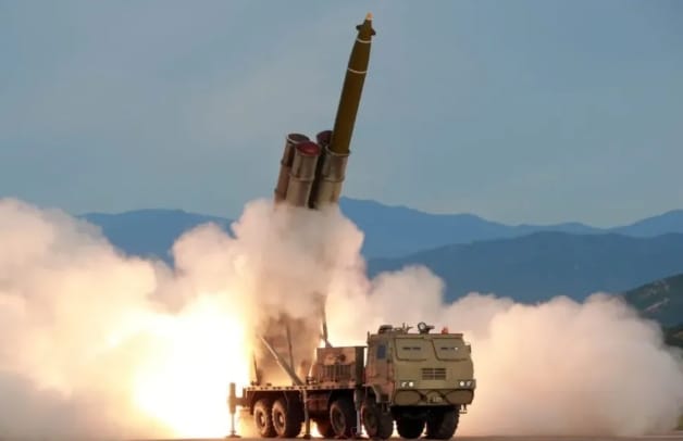 北韓發射KN-25火箭砲，其口徑直逼短程彈道導彈。 圖 : 翻攝自邊解惑