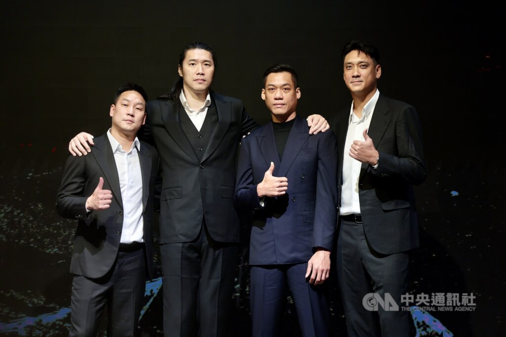 台灣職業籃球聯盟P. LEAGUE+（PLG）台北富邦勇士隊球員「野獸」林志傑宣布本季結束後卸下戰袍，球團24日在台北為他舉辦引退記者會。圖為林志傑（右2）與昔日球場戰友陳世念（左）、曾文鼎（左2）、田壘（右）合影。中央社記者王飛華攝　115年2月24日