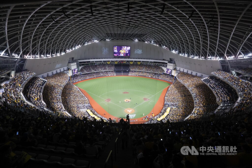 圖為2025年台北大巨蛋舉辦中華職棒台灣大賽第一戰。（中央社檔案照片）