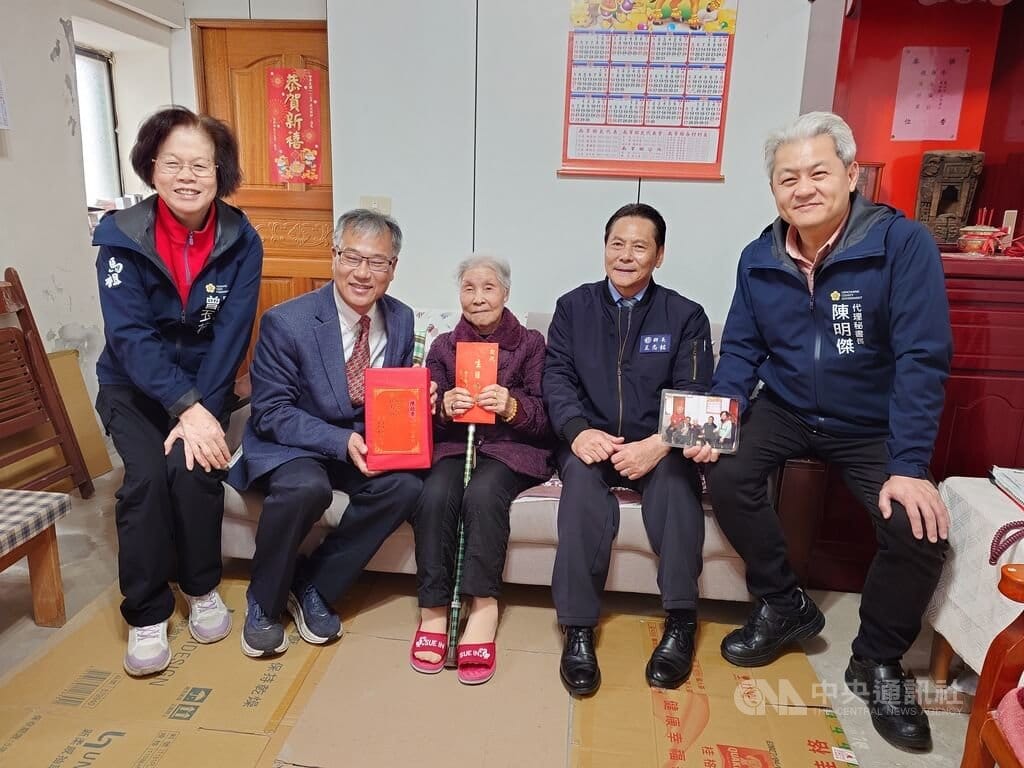 連江縣政府訂定「連江縣高齡老人壽誕日祝壽活動實施要點」，滿85歲且居住於南竿鄉者，由縣長於生日當天到府祝壽。日前連江縣長王忠銘（右2）前往102歲人瑞陳桂香（中）家中祝壽，陳桂香當場許願，希望有生之年能見總統一面。 圖：中央社