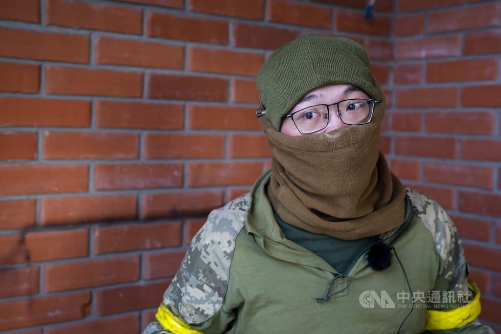 俄烏戰爭烏方前線人力持續承壓，外籍志願兵成為重要補充。台灣志願兵「皮卡丘」曾在2022年夏季於北頓內茨克作戰時與死神擦肩而過。圖為「皮卡丘」在哈爾科夫州安全屋接受採訪。中央社記者陳彥婷哈爾科夫州攝　115年2月24日 圖：中央社提供