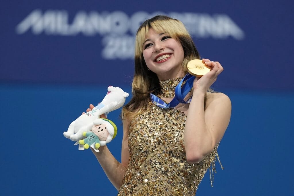 美國華裔花式滑冰選手劉美賢（Alysa Liu）19日在米蘭冬季奧運完成長曲大逆轉奪金，終結美國花滑女單奧運獎牌荒。（美聯社） 圖：中央社提供