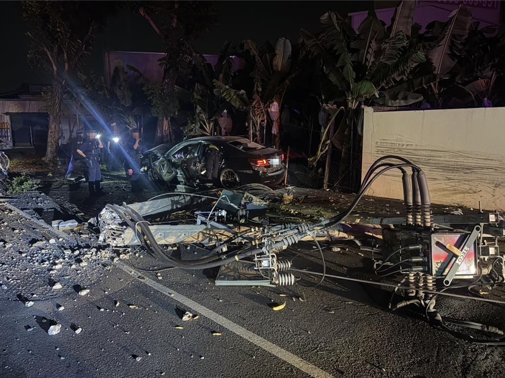 毒駕拒檢衝撞警車逃逸，撞斷高壓電桿停下。 圖：翻攝畫面