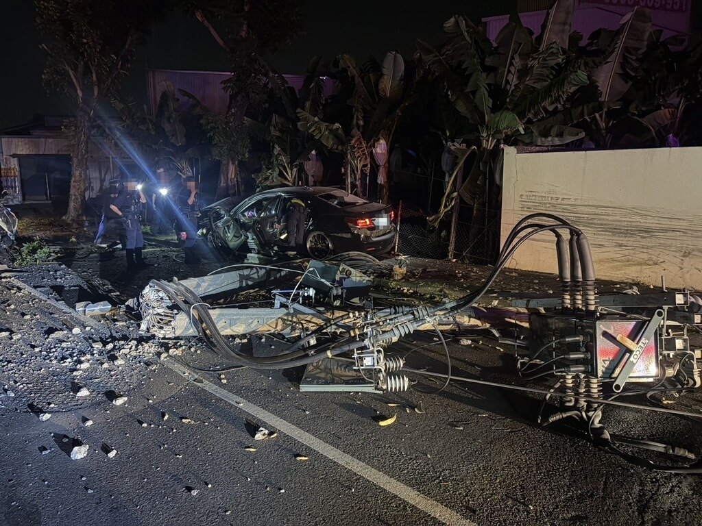 35歲陳姓駕駛25日凌晨開車行經高雄市大寮區，涉嫌拒檢及衝撞警車逃逸，隨後自撞路邊電桿遭逮，車內遭查獲依托咪酯電子煙油，訊後被依涉犯毒品等罪嫌移送，另事故造成301戶停電。（高雄市政府警察局林園分局提供）中央社記者張已亷傳真  115年2月25日