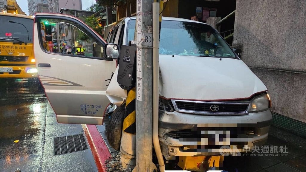 台北市文山區25日清晨發生死亡車禍，有輛小貨車不明原因失控逆向駛入對向人行道，造成1死2傷。（翻攝照片）中央社記者黃麗芸傳真 115年2月25日