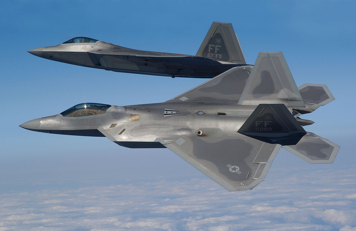 12 架美國空軍 F-22「猛禽」隱身戰機正式進駐以色列以預防伊朗的報復性攻擊。 圖：翻攝自 X