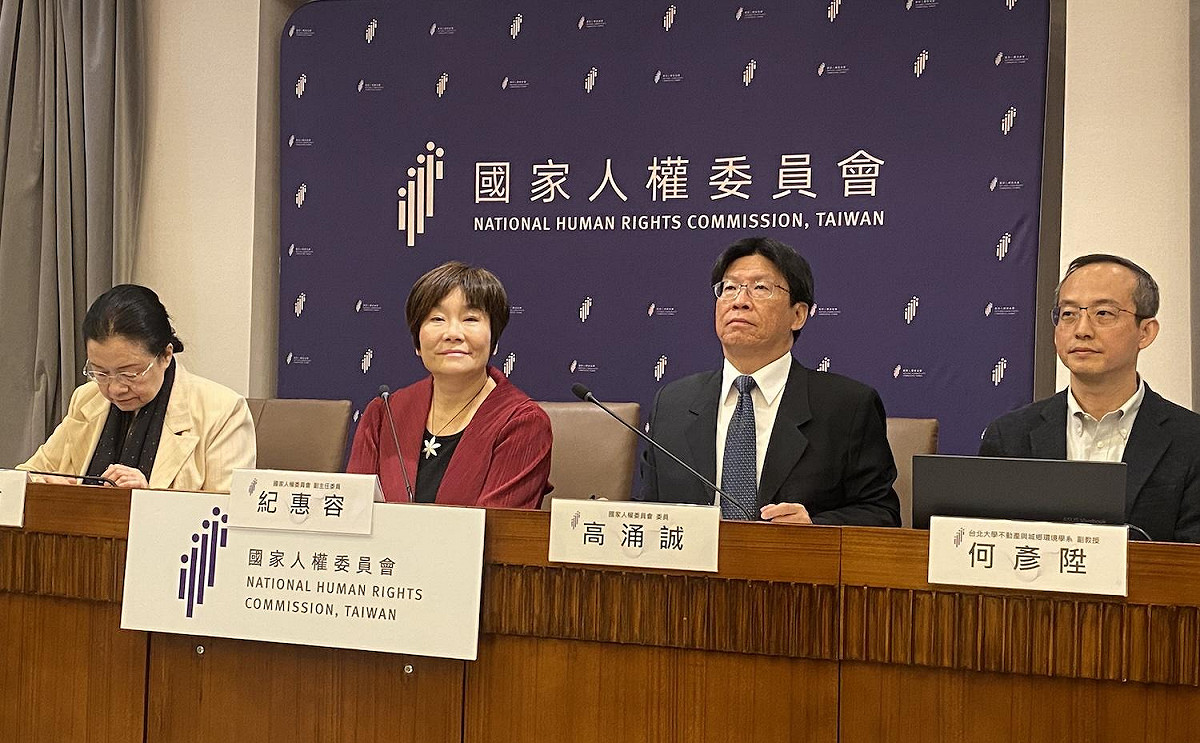 國家人權委員會今(25)日舉行啟動「適足居住權下公有財產管理與迫遷議題系統性訪查」專案記者會。並就華光社區、臺北臥龍街、板橋大觀社區、蟾蜍山聚落、新店瑠公圳、三峽龍埔里劉家及樂生療養院等7個個案，宣布徵求至少40位受影響住民或其家屬接受深度訪談。 圖：林朝億/攝