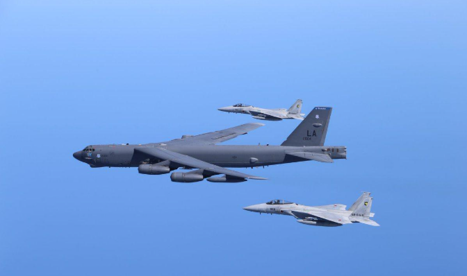 美軍B-52轟炸機與日本航空自衛隊F-15編隊飛行。 圖:翻攝自今日頭條