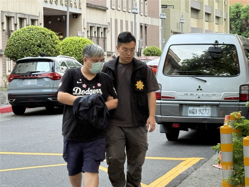 劉姓男子（左）、張姓女子夫妻檔涉組黃牛集團，大量搶票再高價轉售牟利，警方將人移送法辦。（中央社檔案照片）
