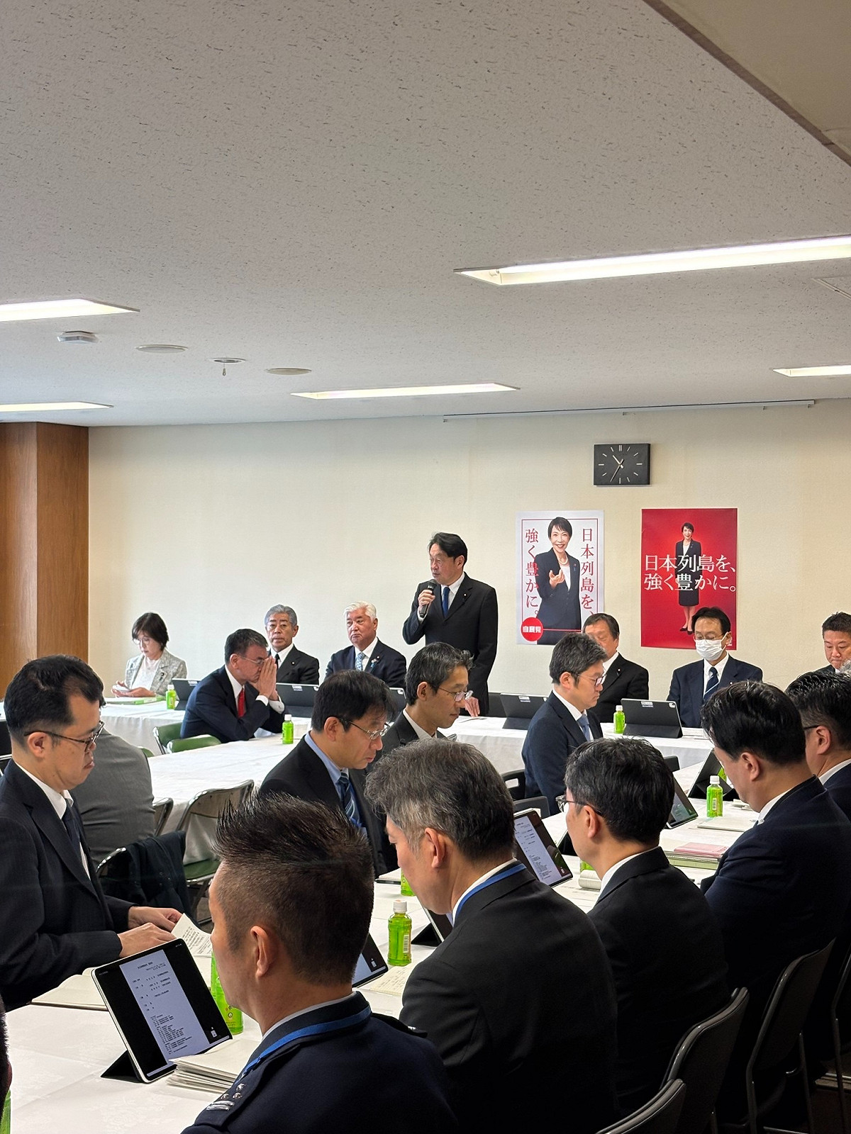 日本執政黨自民黨安全保障調查會，針對中國商務部將日本防衛相關企業列入出口管制管控名單一事，聽取政府應對措施，會長小野寺五典（站立發言者）批評中方做法為「不合理施壓」。 圖：翻攝「臉書」衆議院議員小野寺五典粉絲專頁