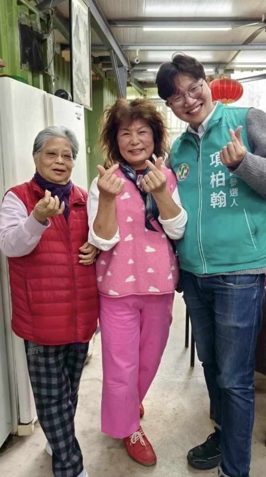 民進黨桃園市楊梅區市議員參選人項柏翰（右一）近期深入楊梅各里走訪，發現許多市民早有運動意願，尤其是長輩，但始終未踏出第一步。因此，他提出「健康運動再升級」與「生活品質全面提升」系列政策。 圖：項柏翰辦公室提供