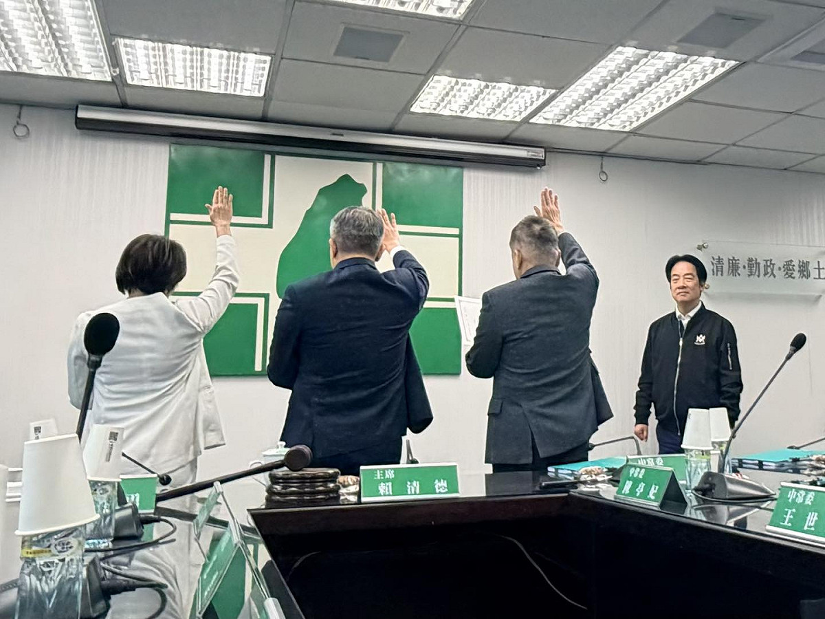 蔡其昌（中）、莊瑞雄（右）、范雲（左）宣誓就任民進黨中常委。 圖：翻攝自王定宇臉書。