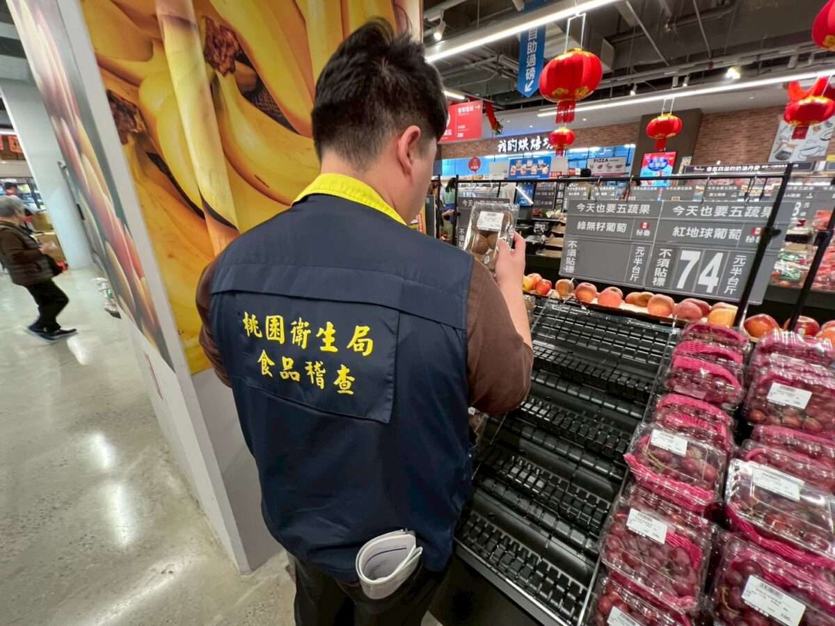 桃園市衛生局指出，針對這起食安與勞資雙重爭議，24日已火速派員前往門市突擊檢查，現場並未查獲任何腐敗或變質品項。 圖：桃園市衛生局／提供