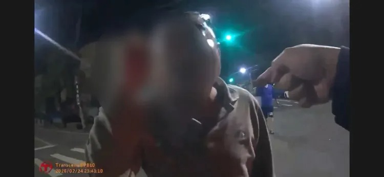 洪男醉後鬧超商，更以三字經辱罵警員，當場被逮捕移送偵辦。 圖：翻攝畫面