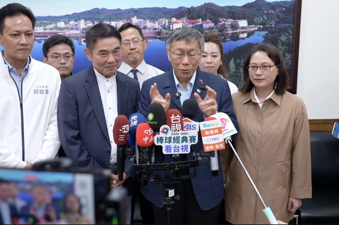 民眾黨創黨主席柯文哲今陪同即將就任苗栗縣副縣長的政策會執行長賴香伶，前往苗栗縣政府拜會縣長鍾東錦。 圖：民眾黨 ／ 提供