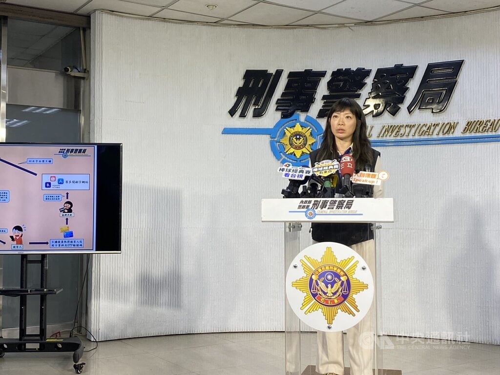 刑事局電信偵查大隊副大隊長張瑋倫（圖）25日表示，曾任刺青師的30歲張姓男子夥同竹聯幫幹部郭姓男子共組詐騙集團，假冒自來水公司等單位發送釣魚簡訊行騙107人，刑事局逮24嫌送辦。中央社記者黃麗芸攝　115年2月25日
