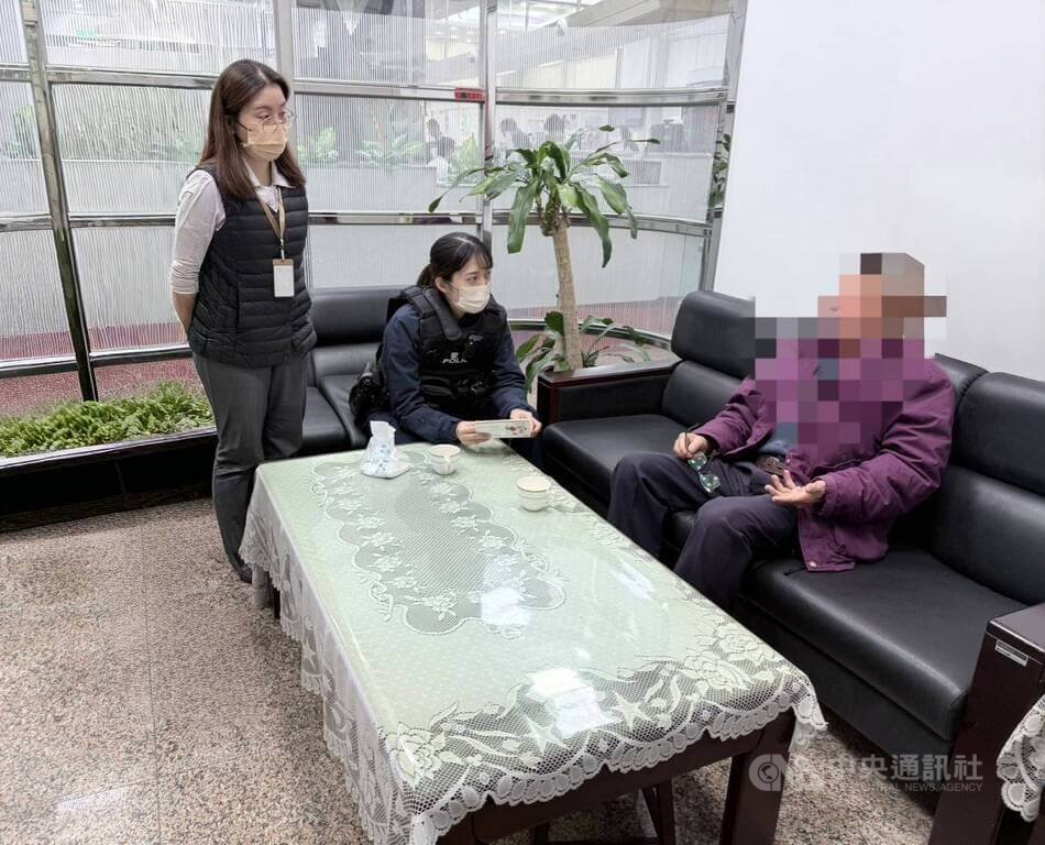70多歲陳姓男子（右）在網路認識女網友，雙方以「乾爹、乾女兒」相稱，女網友日前稱女兒罹病缺醫藥費，24日陳男到台中某銀行要轉帳新台幣20萬元，經行員發現有異報案，與警成功阻詐。（翻攝照片）中央社記者蘇木春傳真　115年2月25日
