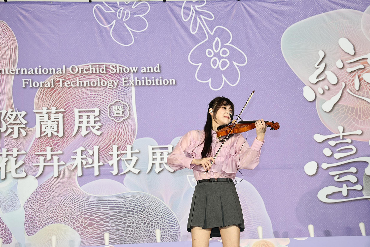 「2026台灣國際蘭展暨花卉科技展」將於2月27日至3月16日在台南後壁農業部花卉創新園區盛大登場。台南市政府今日舉行展前記者會，市長黃偉哲攜手宣傳大使林逸欣及吉祥物「菜奇鴨」、「夜奇鴨」走訪展館，搶先揭露本屆蘭展亮點。 圖：台南市政府提供