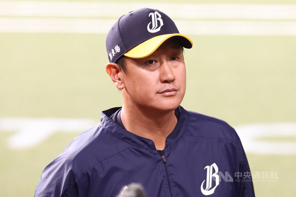 中華職棒中信兄弟隊今年找來韓國球星李大浩（圖）擔任客座教練，25日在台北大巨蛋面對日本職棒軟銀鷹隊的交流賽他也到場，被問到對世界棒球經典賽（WBC）台灣隊印象深刻的選手，李大浩簡單回答說：「秘密。」不多做評論。中央社記者王騰毅攝　115年2月25日