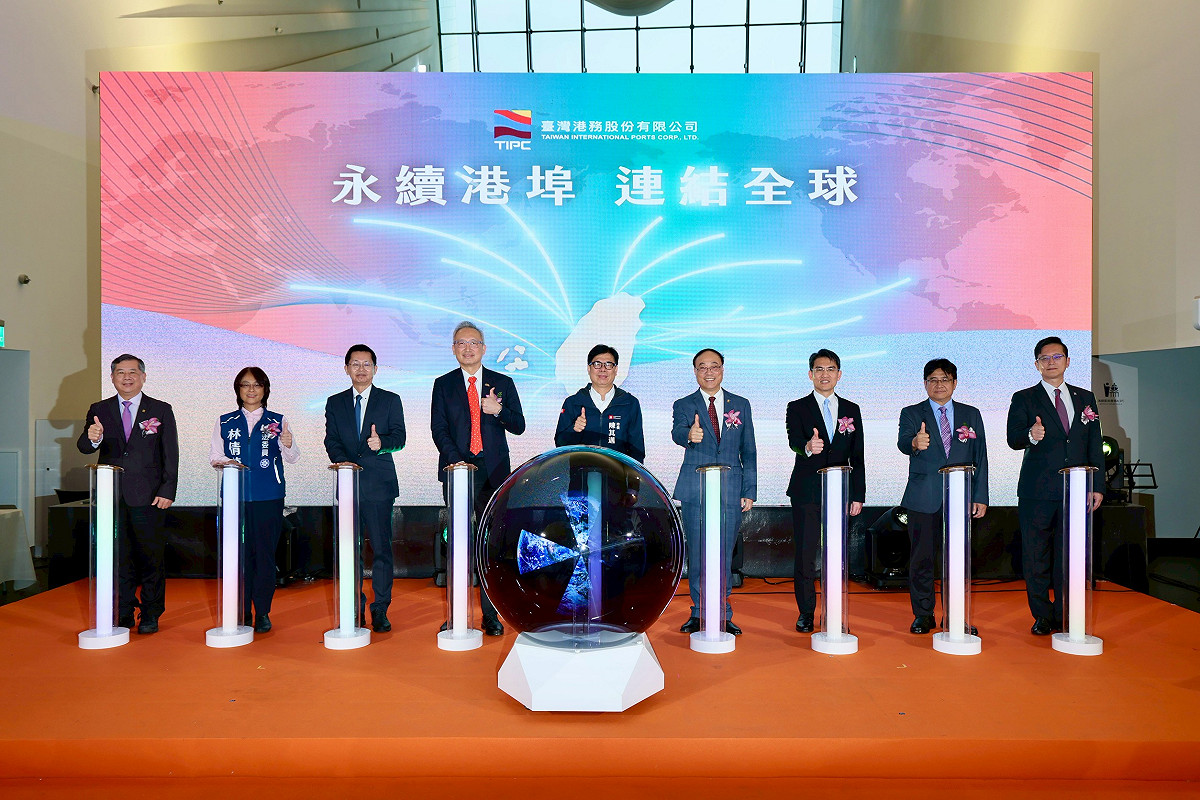 陳其邁(中)出席港務公司14週年慶。 圖：高雄市政府/提供