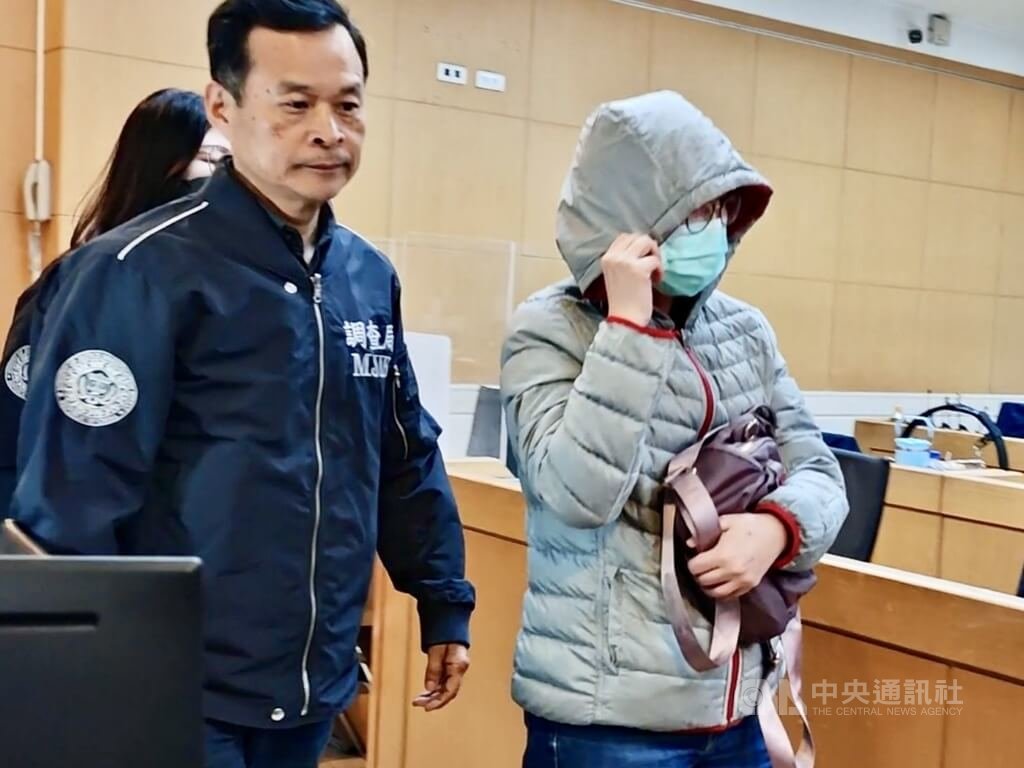 檢調獲報，光電業者裕田集團涉與旗下公司假交易，再向銀行詐貸逾新台幣4000萬元。台北地檢署25日搜索、約談裕田集團謝姓負責人、永豐銀張姓前經理（右）等5人到案，訊後諭令謝、張分別以80萬元、100萬元交保，全案朝違反銀行法方向偵辦。中央社記者林長順攝　115年2月26日
