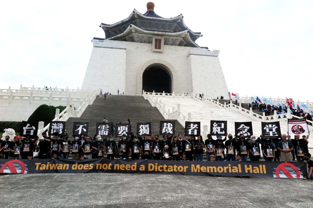 台灣國家聯盟、台灣基進將於28日赴「獨裁者紀念堂」前，用行動證明台灣人的記憶不會被抹滅，我們也絕不會忘記這段歷史的加害者。（圖為2025年4月5日民團發起「台灣『真的』不需要獨裁者紀念堂」行動） 圖：取自辜寬敏基金會臉書（資料照）