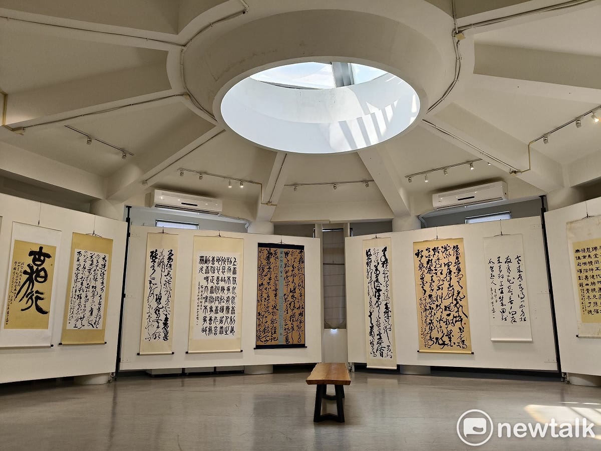「學而書會」自今日起至3月26日在明宗書法藝術館盛大舉辦「道法自然  2026學而書會聯展」，該會集結大台南地區知名書法家，每次聯合展出各家力作，各界莫不引頸期盼。 圖：黃博郎／攝