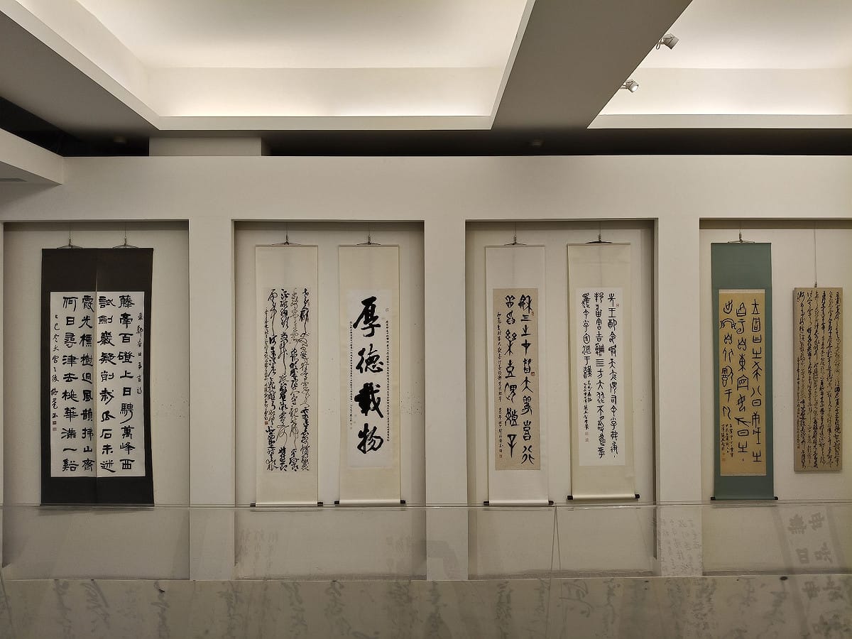 「學而書會」自今日起至3月26日在明宗書法藝術館盛大舉辦「道法自然  2026學而書會聯展」，該會集結大台南地區知名書法家，每次聯合展出各家力作，各界莫不引頸期盼。 圖：黃博郎／攝