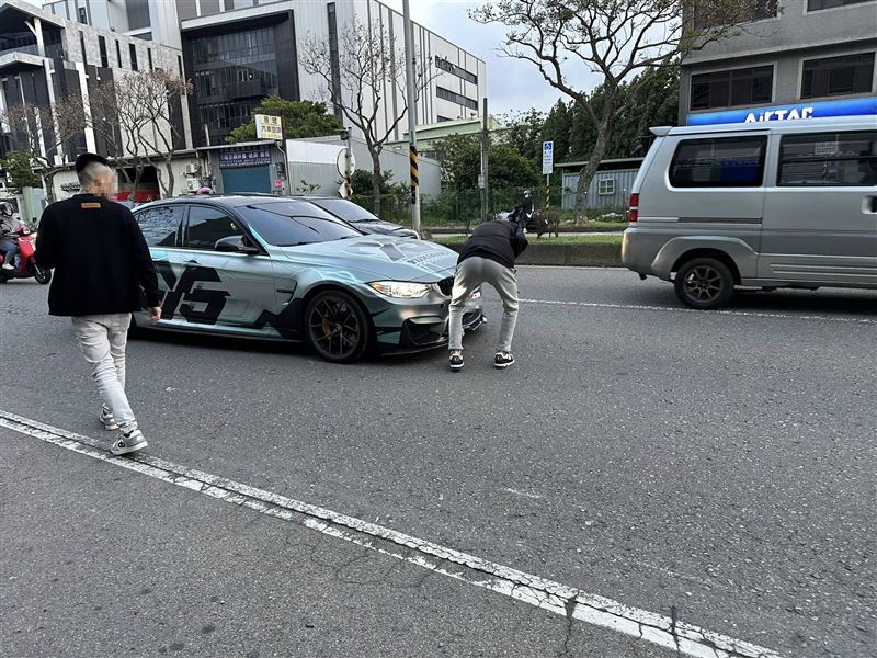 桃園市蘆竹區文中路一段發生車禍，寶馬轎車撞飛女騎士。 圖：翻攝自臉書爆料公社