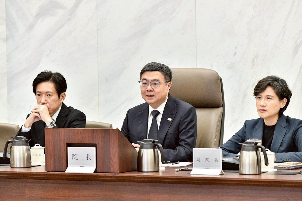 行政院人權及轉型正義處於日前正式出版《轉型正義相關法規及參考資料彙編》，行政院長卓榮泰對此表示，教育是轉型正義最重要的支柱。 圖：行政院提供