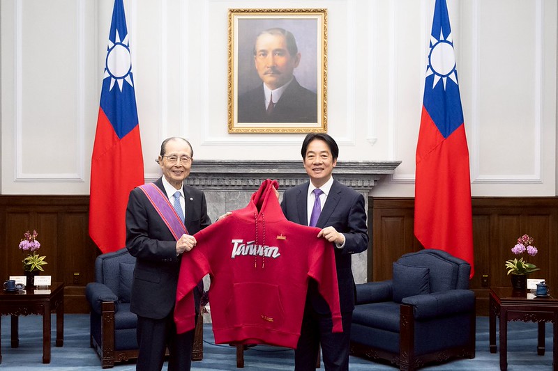 賴清德致贈Team Taiwan球衣給王貞治。王貞治說，他要在日本穿上為台灣宣傳。 圖：總統府提供
