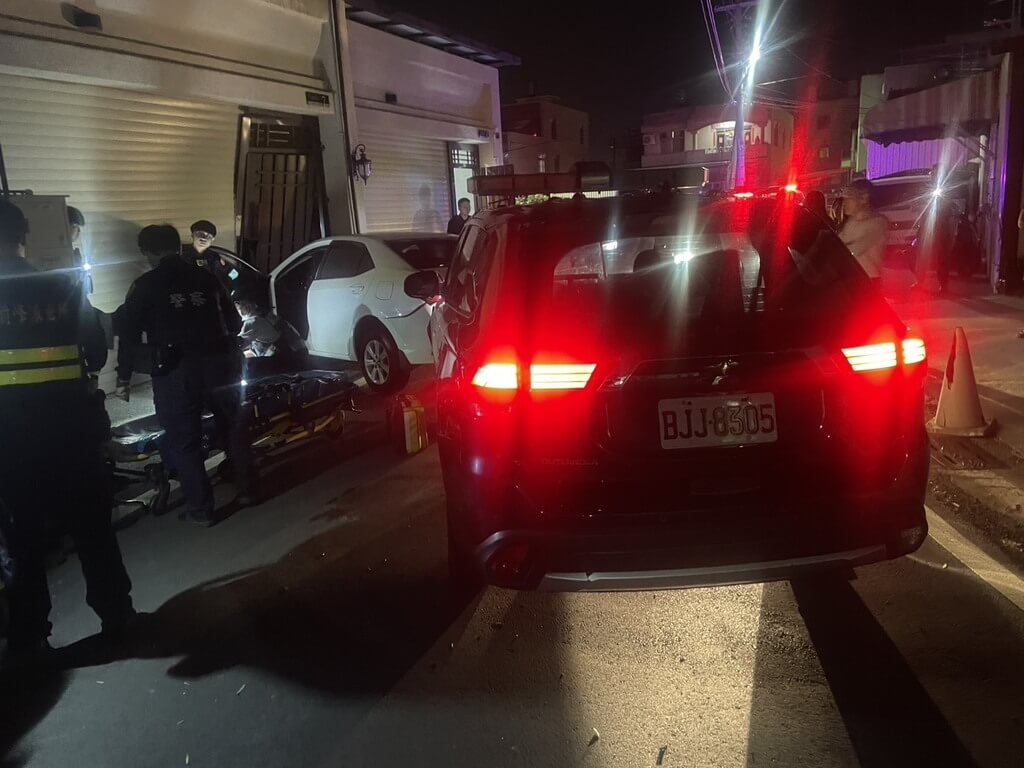 高雄岡山警方25日晚間巡邏時發現一輛白色自小客車違規跨越雙黃線，員警隨即開啟警笛示意攔查，但吳姓駕駛拒檢逃逸，期間還連續闖紅燈，最後失控撞上民宅大門，支援警力迅速趕抵，當場將吳男壓制逮捕。（高市岡山警分局提供）中央社記者洪學廣傳真　115年2月26日
