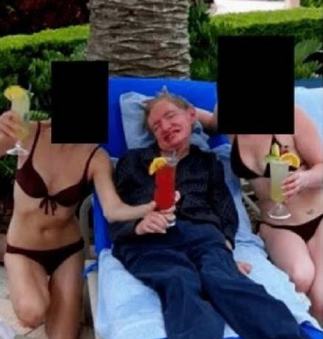 美國司法部 25 日就艾普斯坦案曝光霍金與兩名身穿比基尼的女子合影照片。 圖 翻攝自 X / Anonymous TV