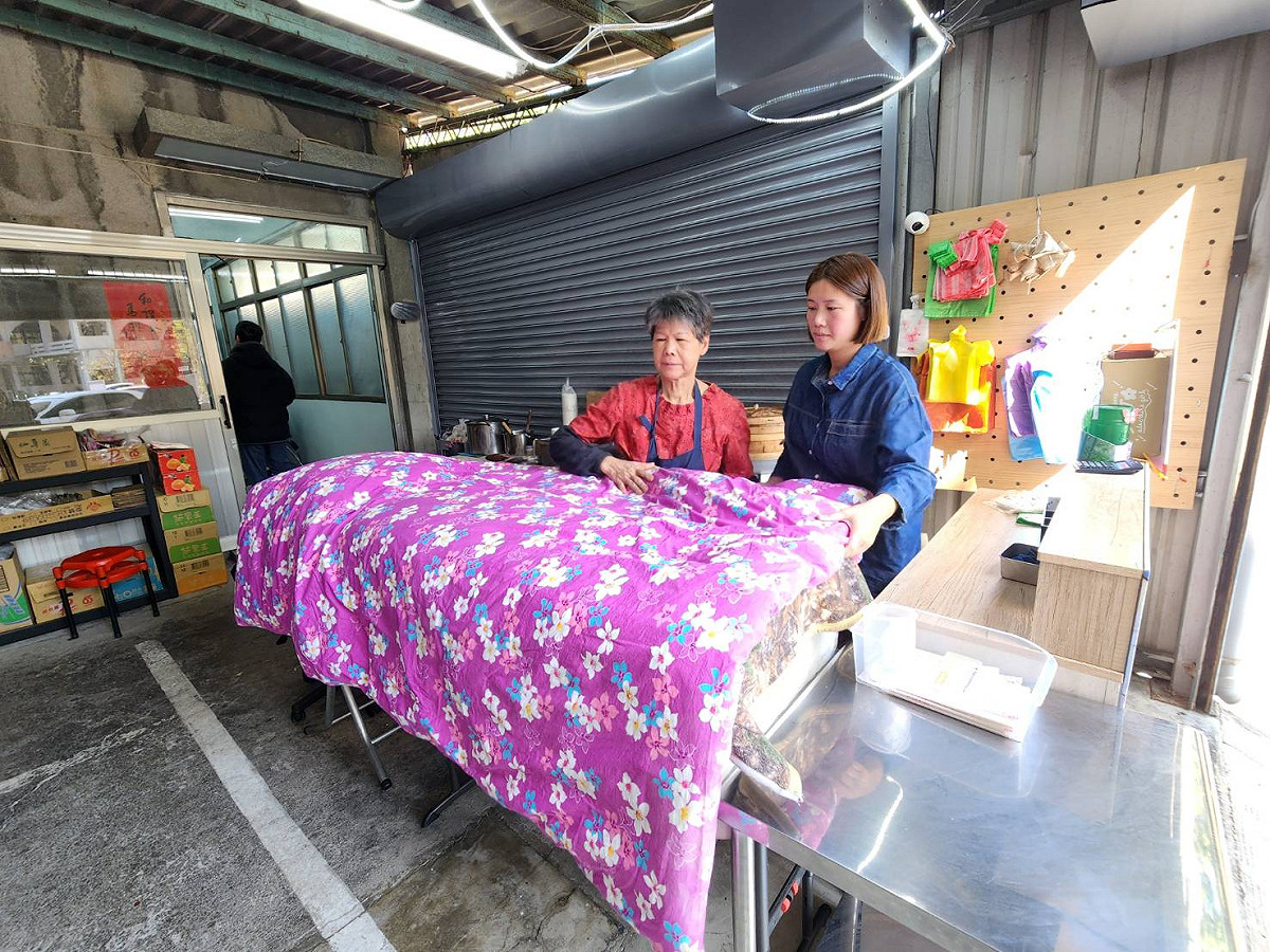 這床棉被不僅鎖住了肉排的熱度，更包裹著台灣早期社會最質樸的人情味，成為罕見的保溫奇景。 圖：魏鳳珠/提供