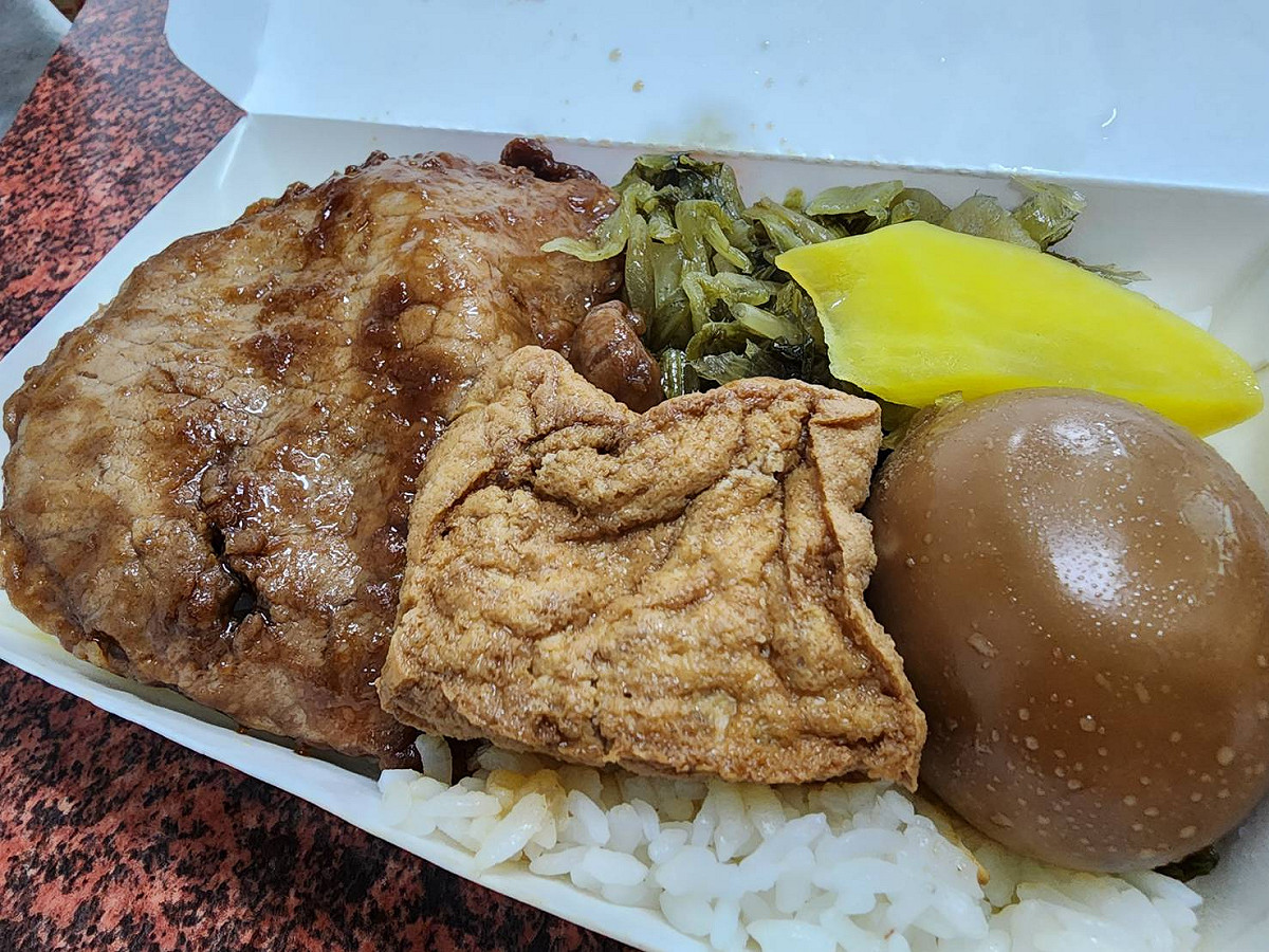 招牌肉排嚴選高成本的溫體豬肉，絕不用冷凍肉，再以傳承獨門秘方醃製。 圖：魏鳳珠/提供