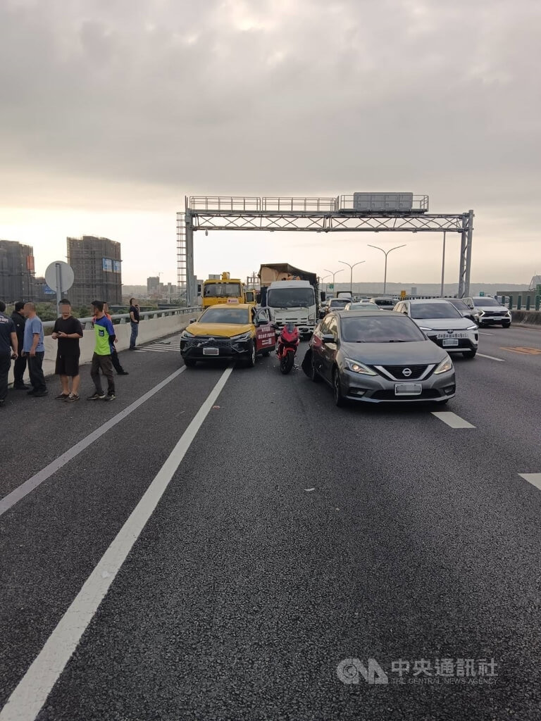 台74線東向16K處台中北屯路段26日下午發生大貨車、自小客車、計程車與重型機車等5車事故，有5人受傷送醫，確切肇事原因仍待警方調查釐清。（翻攝照片）中央社記者蘇木春傳真　115年2月26日