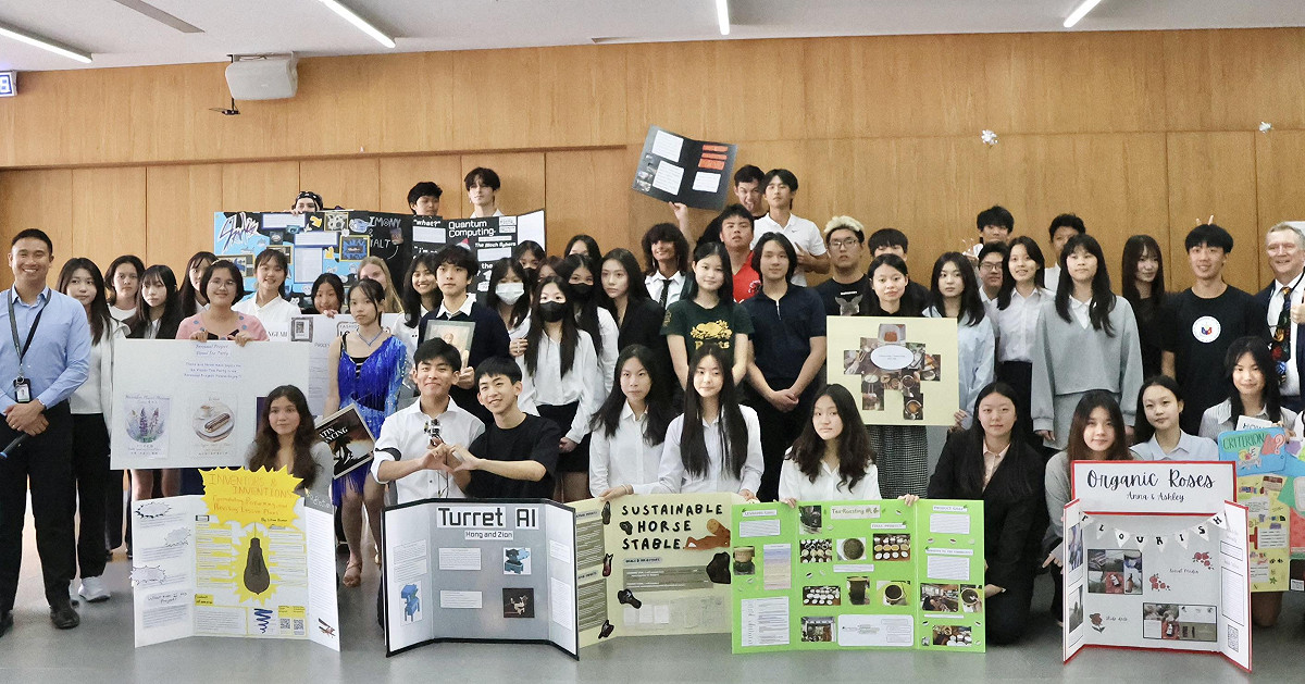 高雄美國學校10年級學生在IB「個人專案展覽」中展現跨域整合與解決問題的能力。 圖：高雄市教育局/提供
